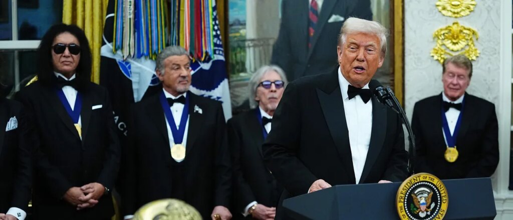 trump-showcases-kennedy-center-honorees-in-star-studded-oval-office-celebration