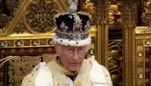 ‘tax-the-rich’-protesters-vandalize-crown-jewels-display-in-tower-of-london