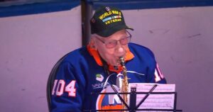 watch:-nhl-crowd-erupts-in-chants-of-‘usa’-after-104-year-old-wwii-vet’s-epic-anthem-performance