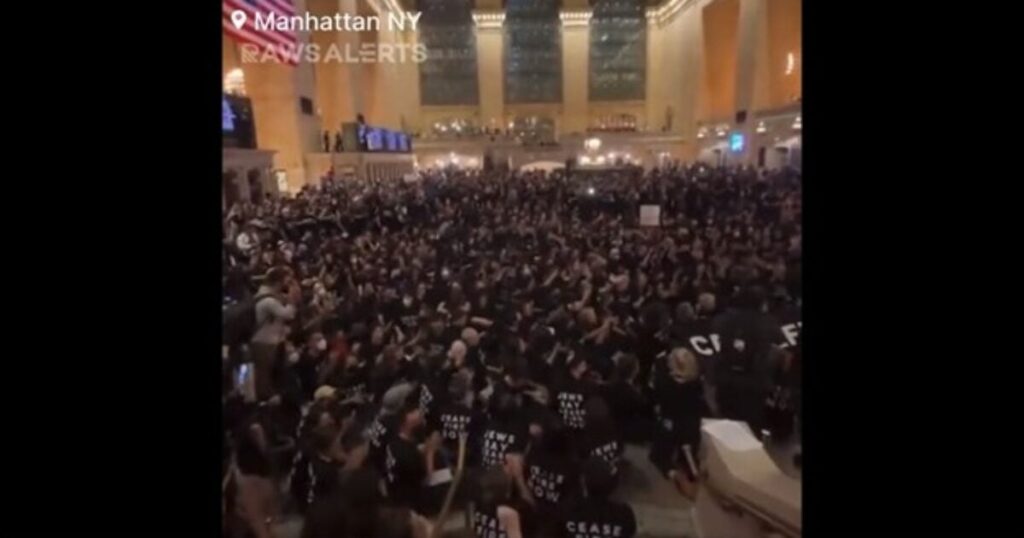 video:-hundreds-of-alleged-“jewish-american-protesters”-shut-down-grand-central-station-in-manhattan-–-demand-israel-halt-operations-against-hamas-|-the-gateway-pundit-|-by-cullen-linebarger