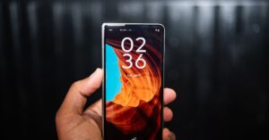 the-razr-fold-adds-a-book-style-foldable-to-motorola’s-lineup