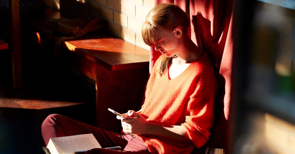 how-to-use-your-phone-addiction-to-actually-learn-stuff