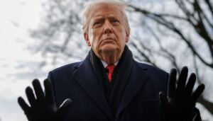 trump-tries-to-prove-he’s-a-help-in-iowa’s-swing-house-races