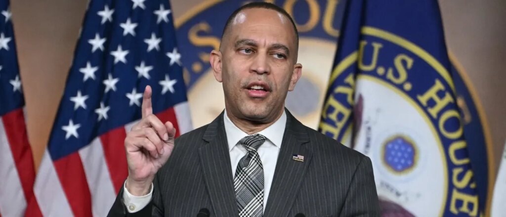 hakeem-jeffries-accuses-trump-of-same-thing-he-tried-to-do-when-biden-was-in-office