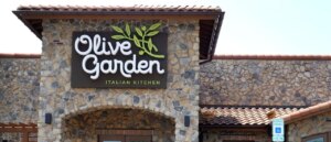 olive-garden-cook-strips-naked,-plunges-head-into-deep-fryer-in-ghastly-workplace-suicide