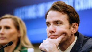 california’s-vulnerable-house-republicans-swap-districts-and-strategize