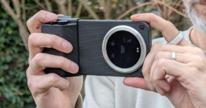the-xiaomi-17-ultra—and-its-unique-leica-collab—is-the-ultimate-phone-for-photographers