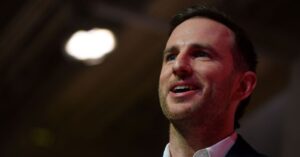 what-is-that-mysterious-metallic-device-us-chief-design-officer-joe-gebbia-is-using?