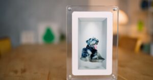 this-digital-picture-frame-wants-to-bring-people-closer-to-a-holographic-future