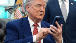 trump-is-betting-on-himself,-and-his-cellphone,-to-control-narrative