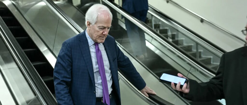 senate-moves-to-politicians