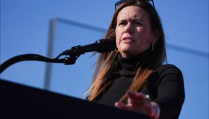 arkansas-governor-told-to-leave-restaurant-where-employees-were-‘uncomfortable’