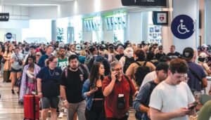 trump-threatens-to-replace-tsa-officers-with-ice-agents-as-dhs-shutdown-drags-on