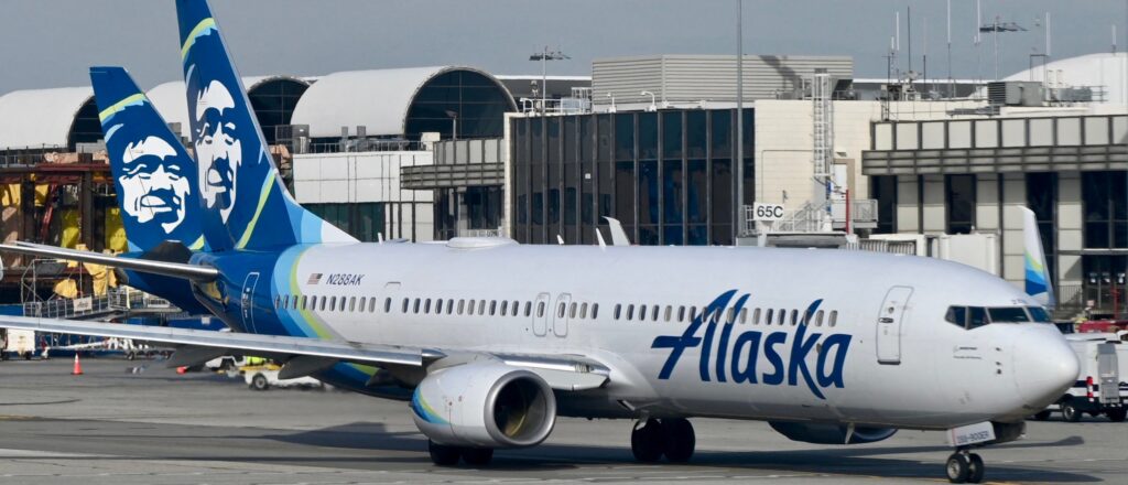 report:-passengers-sue-alaska-airlines-over-off-duty-pilot-who-allegedly-tried-to-shut-down-engines