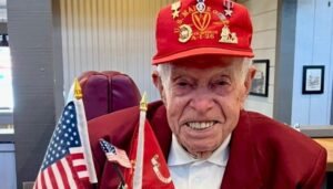 disneyland-honors-100-year-old-wwii-veteran