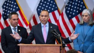 desantis-asks-jeffries-to-go-‘fishing’-with-him-amid-florida-redistricting-fight