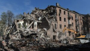 russian-attacks-kill-5-and-wound-more-than-40-in-ukraine’s-dnipro-as-1-dies-in-russia