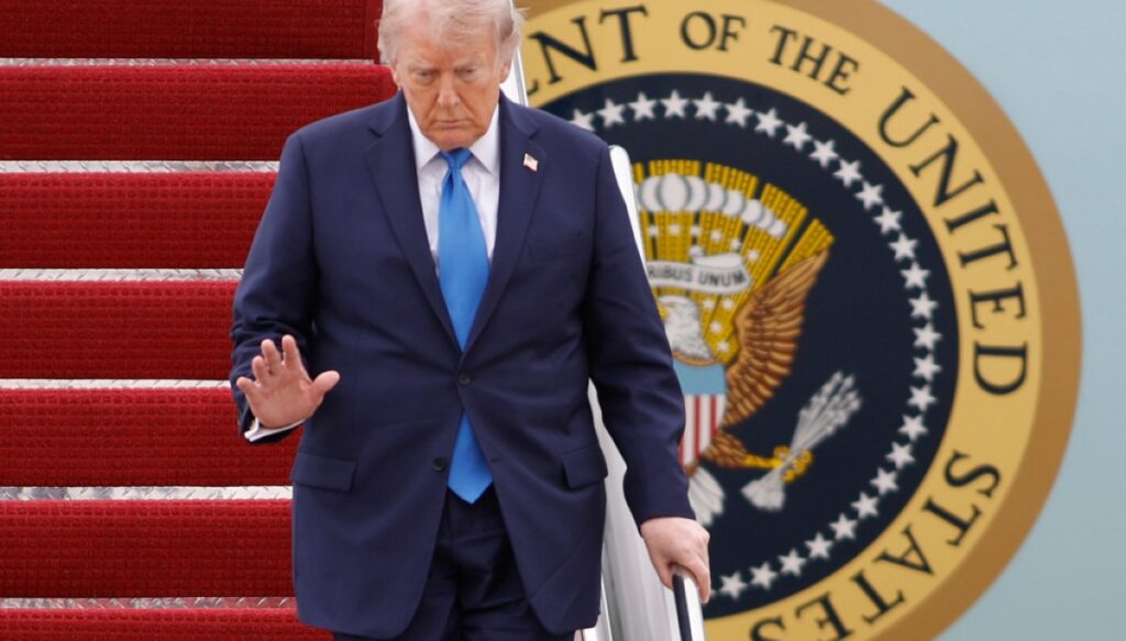 watch-live:-trump-delivers-speech-at-correspondents’-dinner