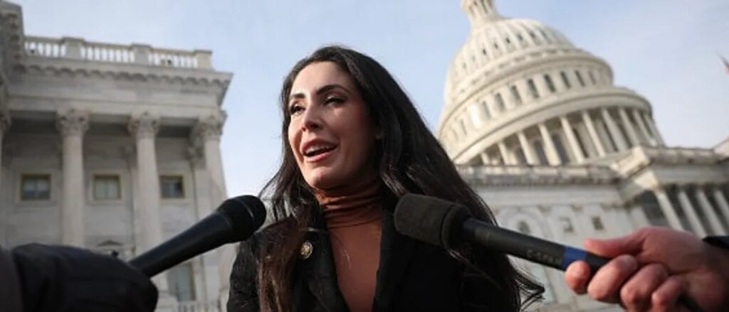 cracks-emerge-in-swamp