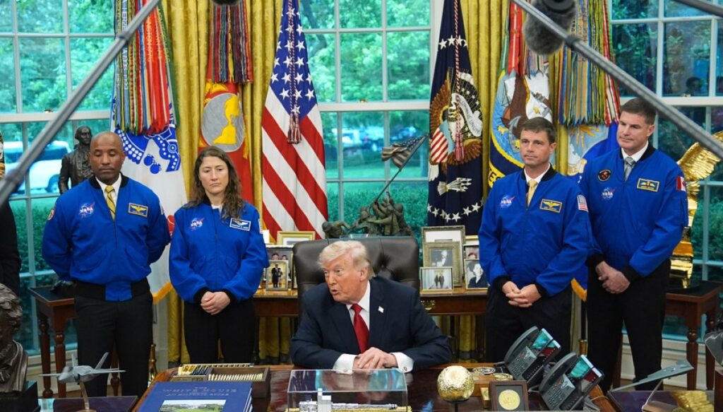 trump:-‘i-don’t-know’-if-iran-war-will-end-before-ukraine