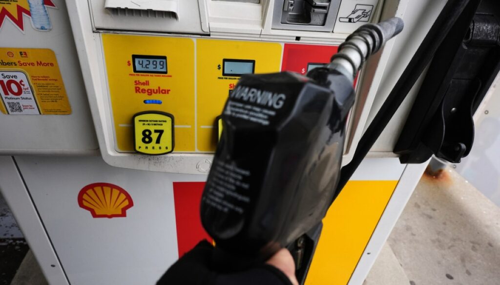 gas-prices:-national-average-soars-to-$4.30-per-gallon,-california-hits-$6-per-gallon