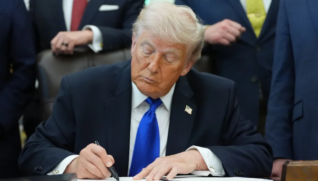 trump-signs-dhs-funding-bill-in-end-to-monthslong-political-battle