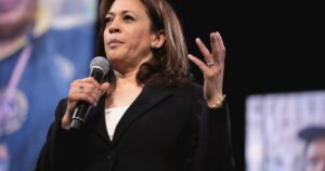 watch:-kamala-harris’-speech-appears-to-put-onstage-musician-to-sleep
