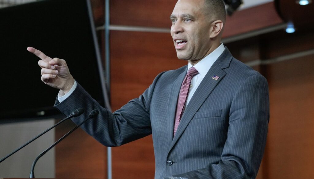 jeffries-eyes-redistricting-again-in-new-york-in-response-to-new-florida-map