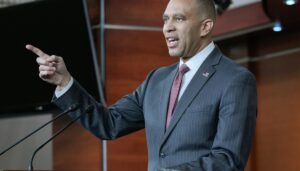 jeffries-eyes-redistricting-again-in-new-york-in-response-to-new-florida-map