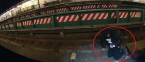 video-shows-police-officers-rescuing-fallen-straphanger-from-tracks-moments-before-train-passes