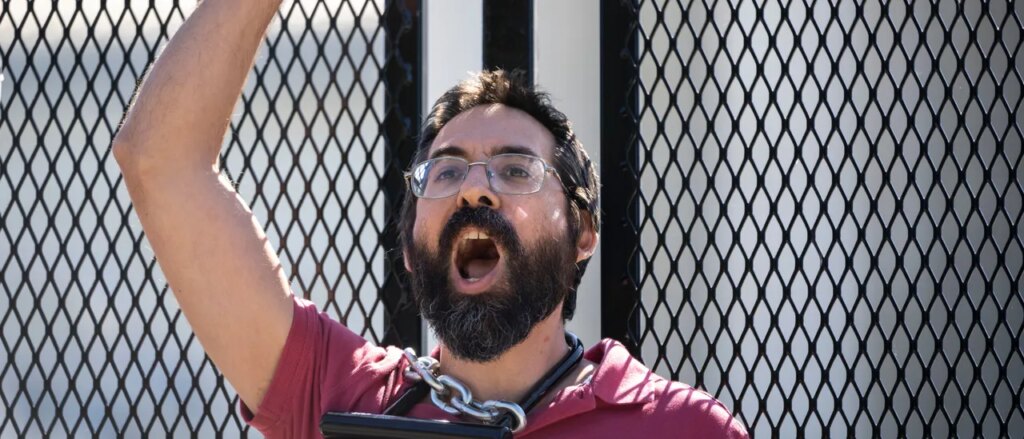 lone-bridge-protester-takes-on-war-and-ai