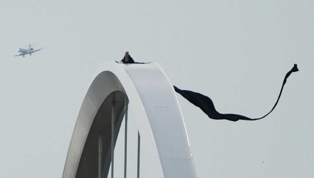frederick-douglass-bridge-protester-climbs-down-after-five-days-in-the-sky
