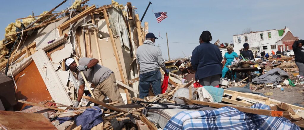 tornadoes-destroy-400-homes,-injure-at-least-17-people