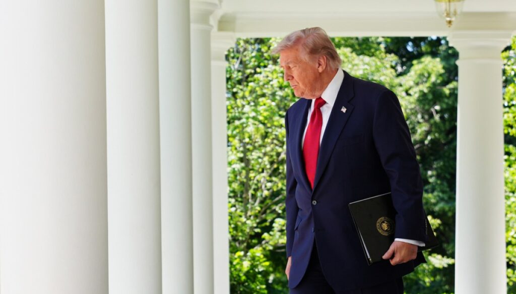 pastor-defends-trump-statue:-‘not-a-golden-calf’