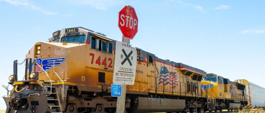 6-people-found-dead-inside-train-boxcar-near-border,-police-say