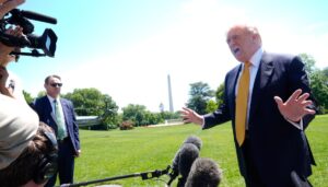 trump-calls-wh-reporter-‘dumb-person’-for-ballroom-question