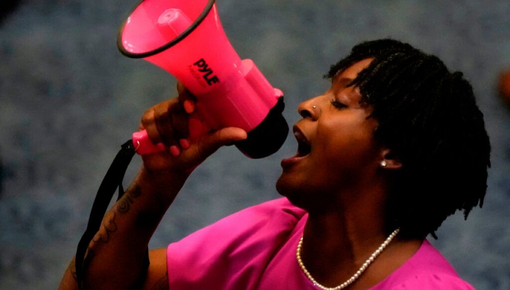 florida-democrat-arrested-after-sit-in-outside-desantis’s-office