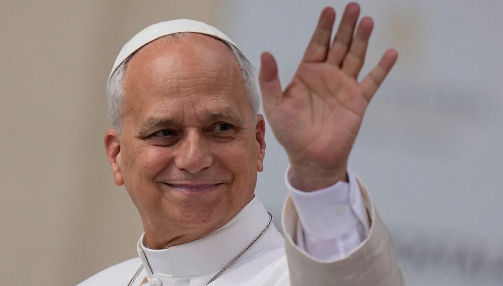 pope-leo-does-‘6-7’-trend-at-the-vatican