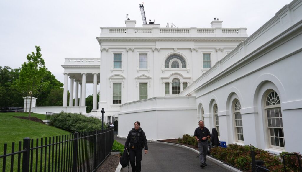 white-house-on-lockdown-after-gunshots-heard-by-reporters