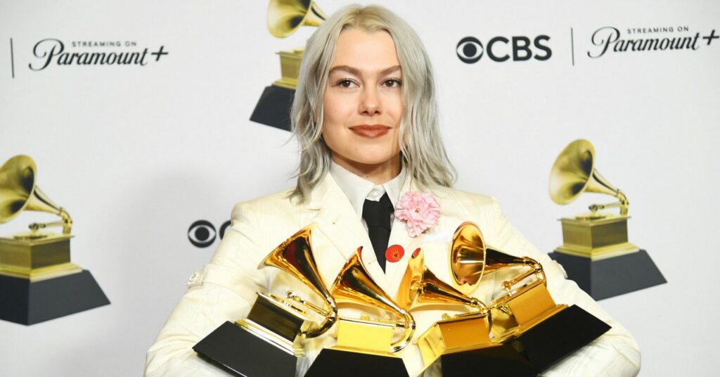 phoebe-bridgers-ditched-the-internet-to-hype-up-her-new-music.-it’s-working