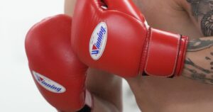 mma-fighter-slams-and-chokes-out-knife-wielding-thief