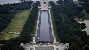 trump-hails-lincoln-memorial-reflecting-pool-work-as-‘complete’