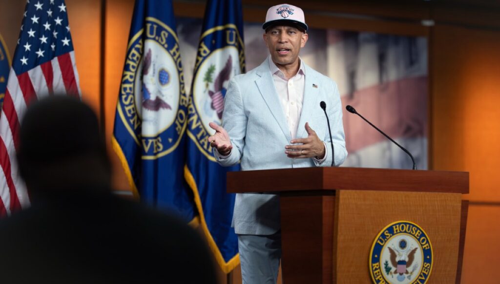 jeffries-won’t-back-spy-powers-extension-unless-trump-fires-pulte