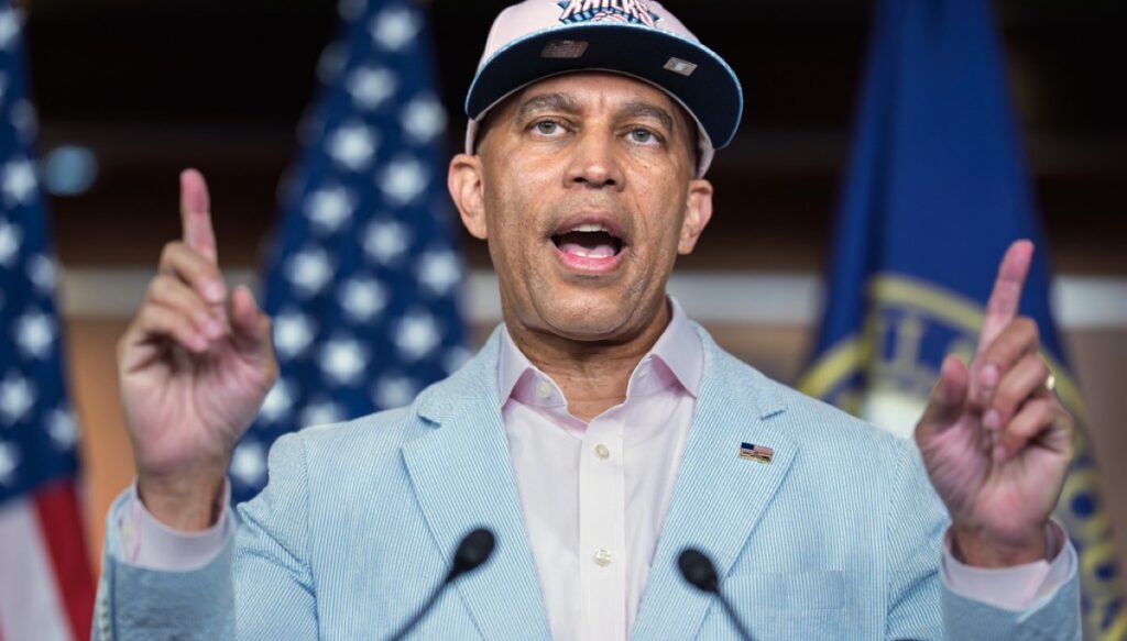 jeffries-slams-trump-for-bringing-‘maga-circus’-into-town-for-knicks-game