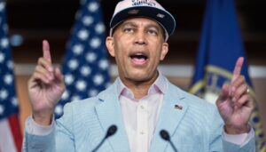 jeffries-slams-trump-for-bringing-‘maga-circus’-into-town-for-knicks-game