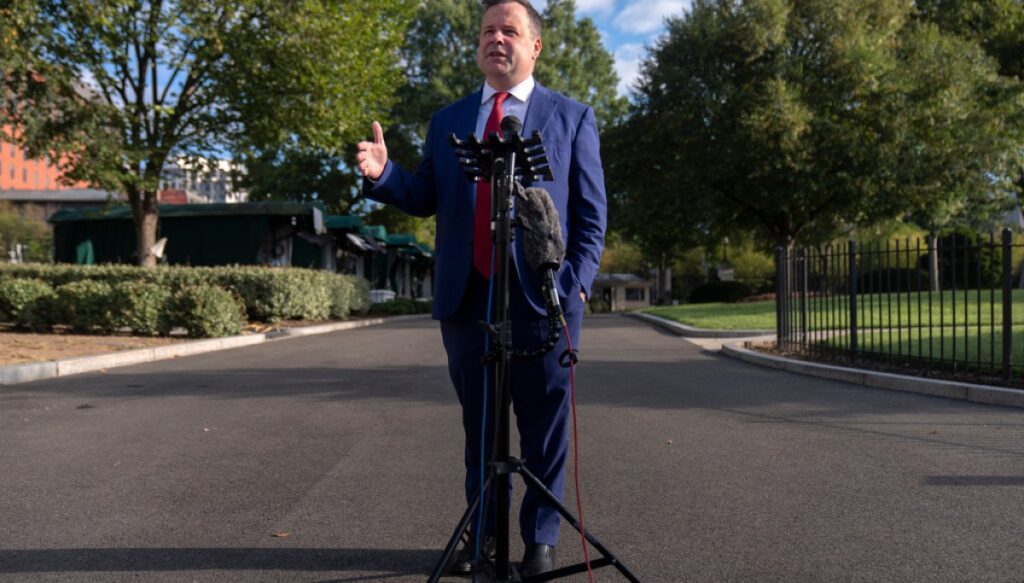 gop-warnings-mount-over-bill-pulte-as-democrats-vow-fisa-revolt