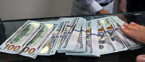 bank-employee-steals-$72,000-cash-to-buy-dream-car,-prosecutors-allege