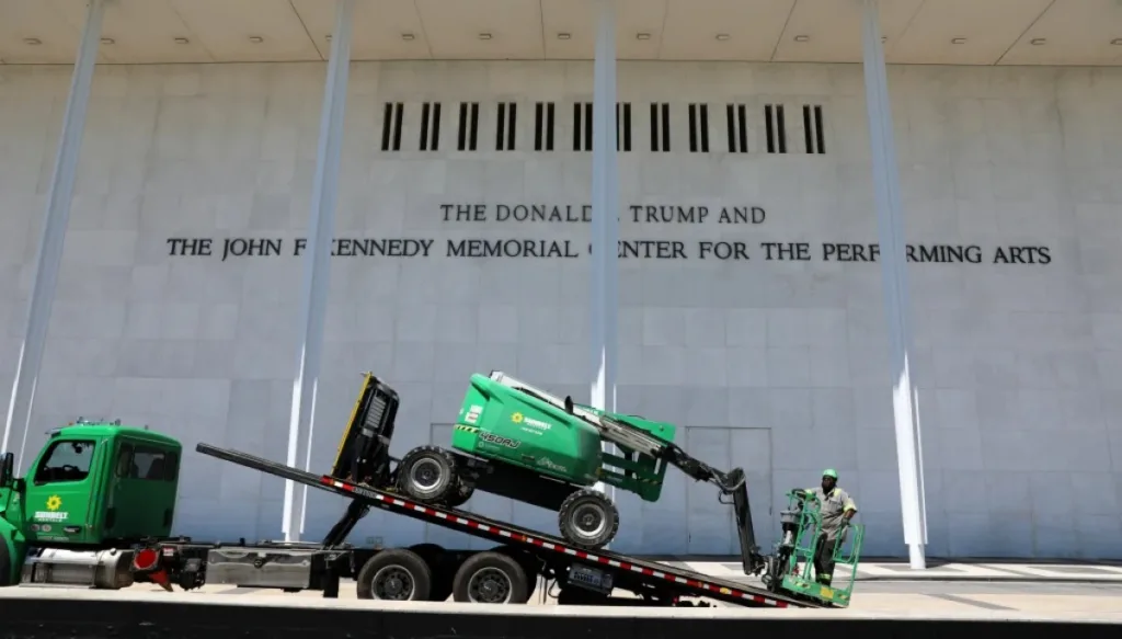 arts-organization-posts-kennedy-center-livestream-for-trump-name-takedown