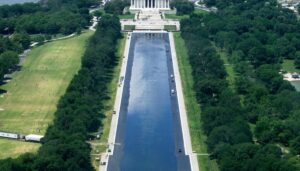 trump-officials-brush-off-algae-reappearing-in-reflecting-pool