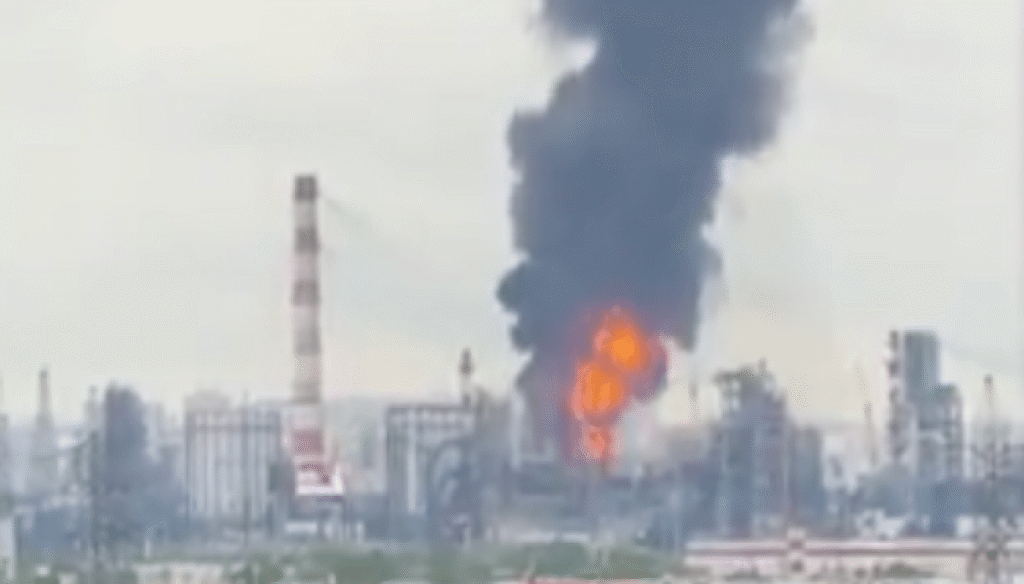 ukrainian-drones-hit-largest-moscow-oil-refinery,-just-miles-from-kremlin